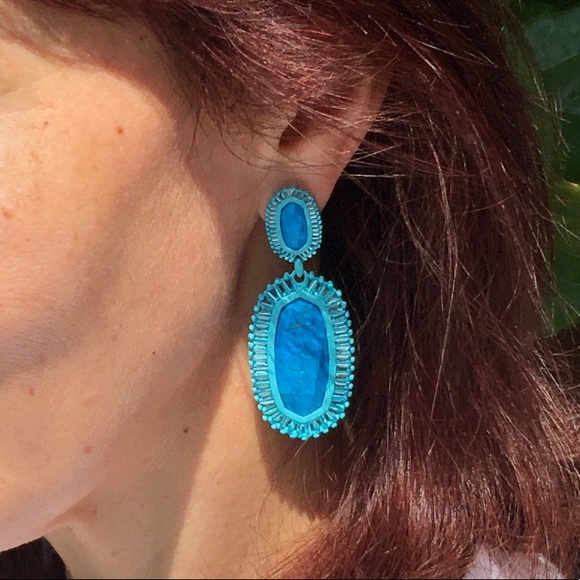 KENDRA SCOTT Kaki statement earrings in matte - Picture 2 of 7